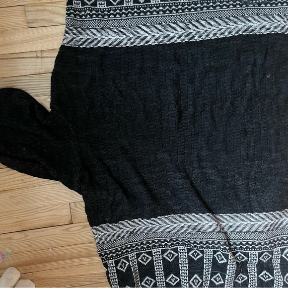 Oversized knit poncho shawl with hood​ - Picture 4 of 4